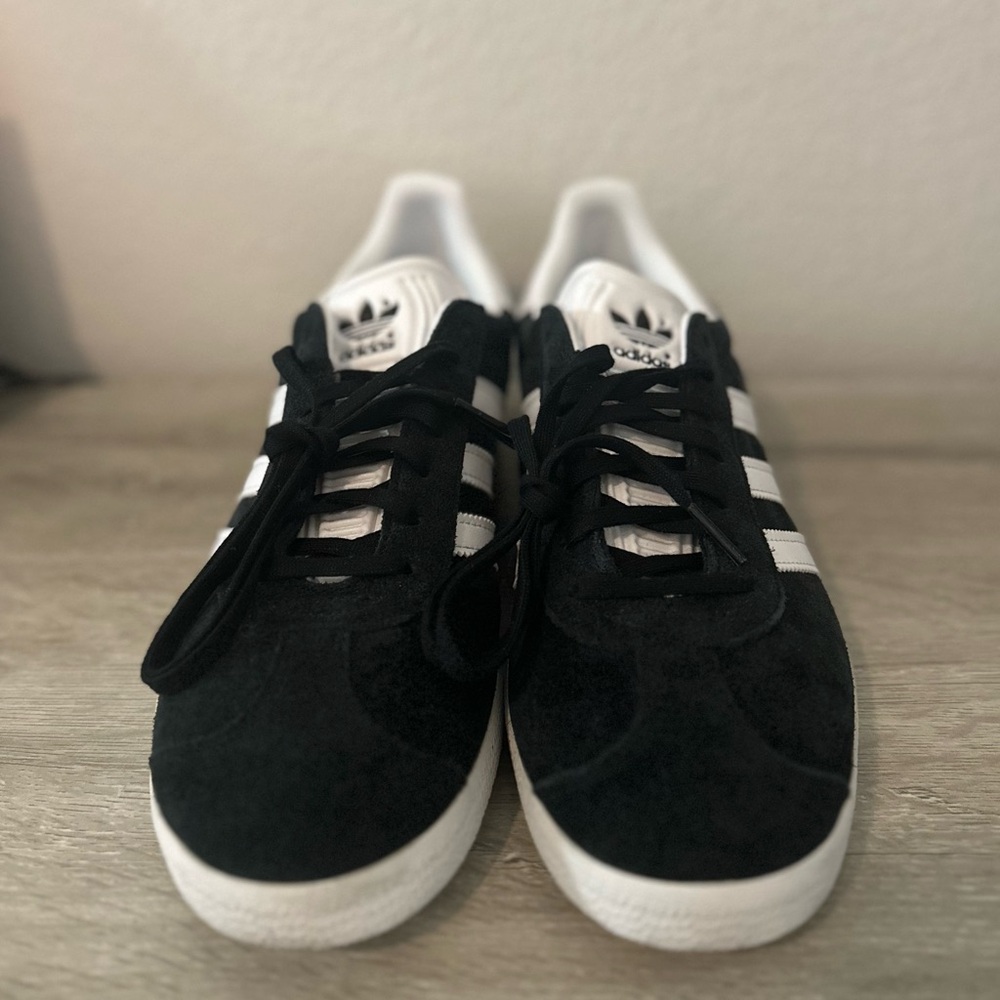 DROP YOUR OFFER!!!
ADIDAS GAZELLE
9M/10W 
BRAND NEW W/ BOX